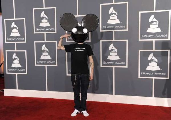 LA CABEZA EN FIBRA DE CARBONO DE DEADMAU5 ESTÁ EN UN COMERCIAL